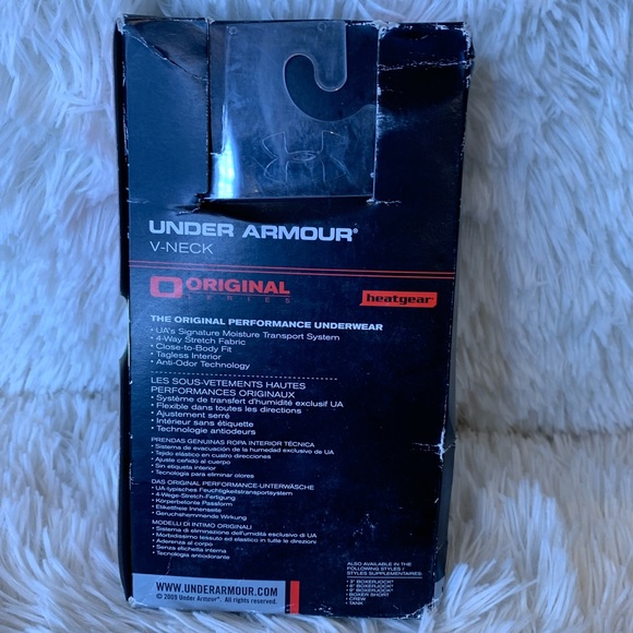 BNWT Mens Under Armour black v-neck Heatgear™️ ORIGINAL short sleeve t-shirt. - Picture 3 of 5